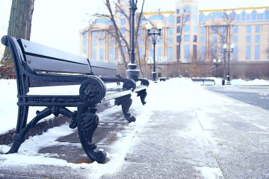 Kasım Park manzarası, Noel kar havası, göleti olan bir şehir parkı.