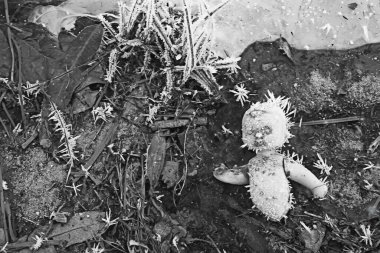 Oyuncak bebek kırılmış korku, kış buzu, arka plan korkusu kayıp çocuk.