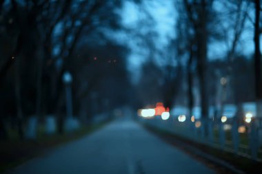 Akşam ışıkları arka planı bulanıklaştırdı. Sonbahar, soyut şehir arka planı, sonbahar.