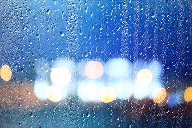 ıslak pencere ışıkları yağmur damlaları, soyut arka plan sonbahar kış ışıltılı cam