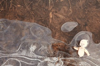 Oyuncak bebek kırılmış korku, kış buzu, arka plan korkusu kayıp çocuk.