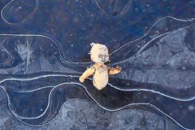 Oyuncak bebek kırılmış korku, kış buzu, arka plan korkusu kayıp çocuk.