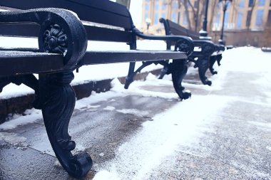 Şehir parkındaki manzara tezgahı Kış ayazı, Noel sabahı şehirde