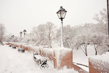 Şehir parkındaki manzara tezgahı Kış ayazı, Noel sabahı şehirde