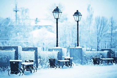 Şehir parkındaki manzara tezgahı Kış ayazı, Noel sabahı şehirde