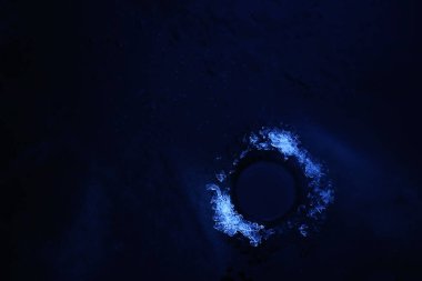 Buzda balık avlama kışında delik, gölde mevsimsel soyut arka plan