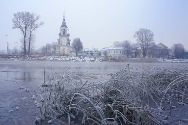 Vologda 'da dondurucu nehrin kıyısındaki kış manzarası kilisesi, Hristiyanlık vaftiz Rusya Noel' i.