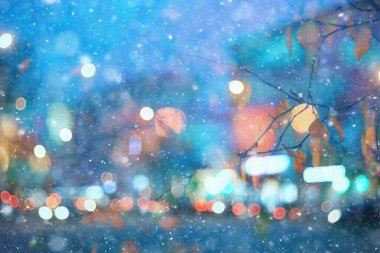 Soyut kar arka planda bulanık şehir ışıkları, kış tatili yeni yıl