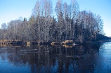 Buz gibi nehir Kasım ayı, mevsimlik doğa kışı.