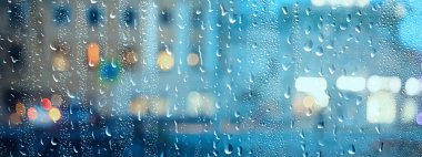 ıslak pencere ışıkları yağmur damlaları, soyut arka plan sonbahar kış ışıltılı cam