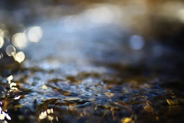 Temiz şeffaf temiz su akışı arka plan doğa soyut