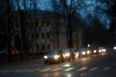 Akşam ışıkları arka planı bulanıklaştırdı. Sonbahar, soyut şehir arka planı, sonbahar.