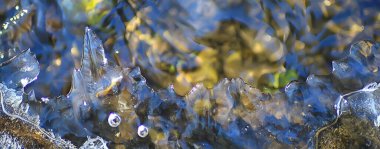 Temiz şeffaf temiz su akışı arka plan doğa soyut