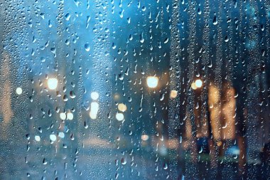 ıslak pencere ışıkları yağmur damlaları, soyut arka plan sonbahar kış ışıltılı cam
