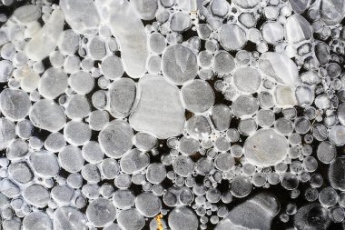 Buz kabarcıkları altında hava, soyut mevsimsel kış soğuk arka plan doğa dışında