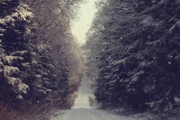 冬の道抽象的な風景季節の道12月の雪 — ストック写真
