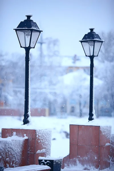 公园里的景观长椅冬季霜冻 城市里的圣诞早晨 — 图库照片