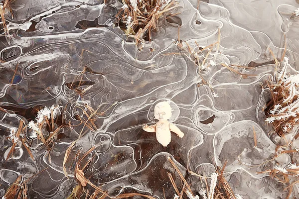 Oyuncak bebek kırılmış korku, kış buzu, arka plan korkusu kayıp çocuk.
