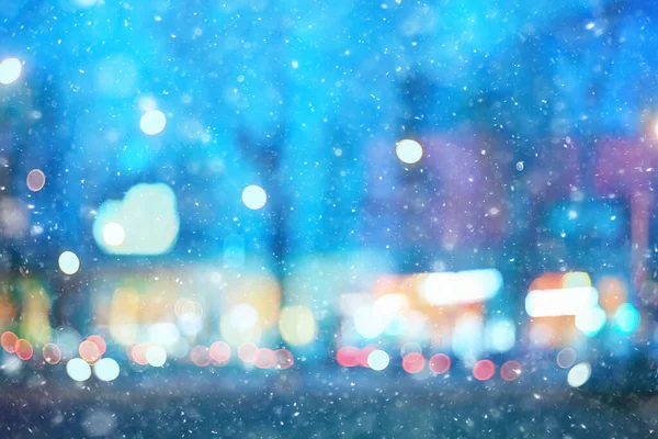 Soyut kar arka planda bulanık şehir ışıkları, kış tatili yeni yıl