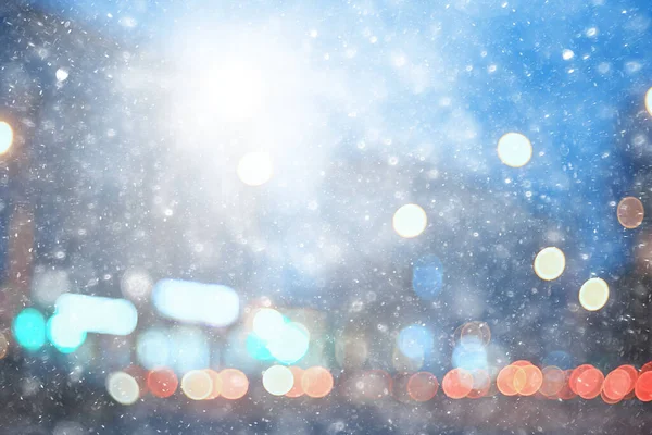 Soyut kar arka planda bulanık şehir ışıkları, kış tatili yeni yıl