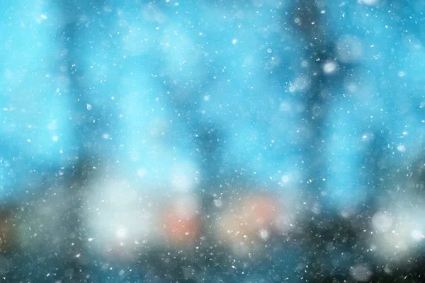 Bunte Hintergrund Schnee Schneefall Abend Weihnachtsbeleuchtung Weiches Licht Verschwommen — Stockfoto