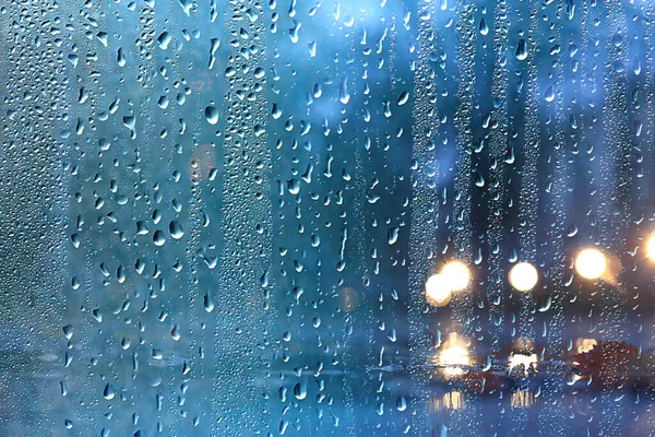 ıslak pencere ışıkları yağmur damlaları, soyut arka plan sonbahar kış ışıltılı cam