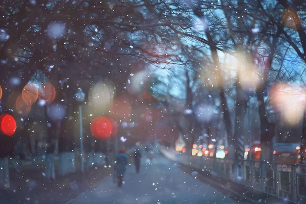 Soyut kar arka planda bulanık şehir ışıkları, kış tatili yeni yıl