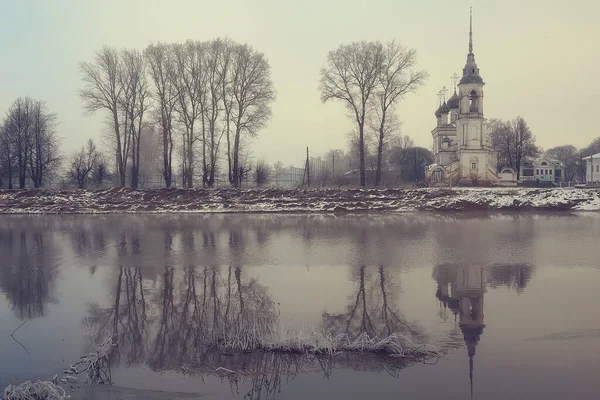 冬景教堂在冰封的河岸上 在佛洛依达 基督教洗礼俄罗斯的圣诞节 — 图库照片