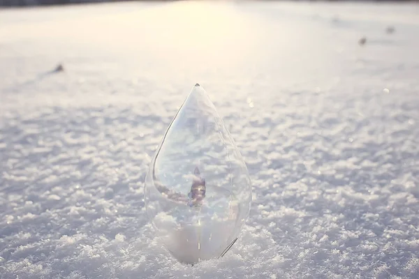 玻璃圣诞树玩具的自然背景 圣诞贺卡的芬兰岛装饰风景 — 图库照片