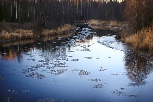 十一月十二日冰冻的河流 冬季的季节风景 — 图库照片