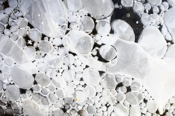 donmuş su birikintisi arka planı, kışın soyut mevsimsel buz