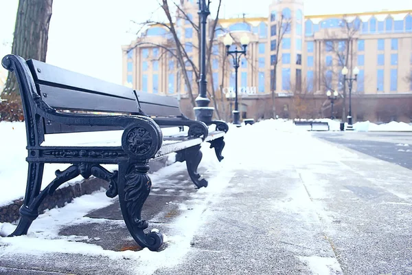 Kasım Park manzarası, Noel kar havası, göleti olan bir şehir parkı.