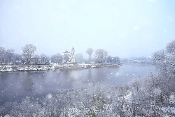 Χειμερινό Τοπίο Εκκλησία Στις Όχθες Του Παγωμένου Ποταμού Στη Βολογδά — Φωτογραφία Αρχείου