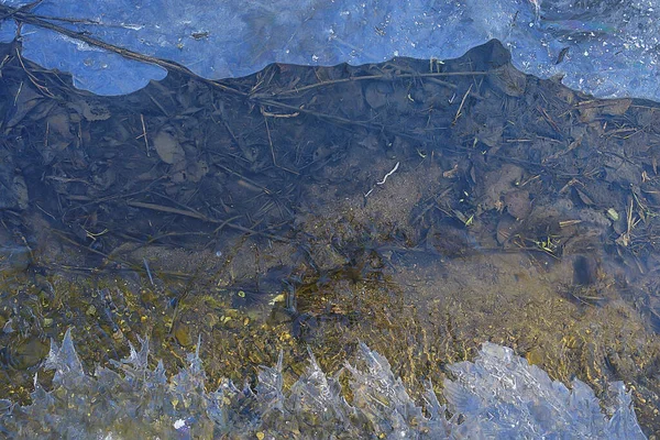 Temiz şeffaf temiz su akışı arka plan doğa soyut