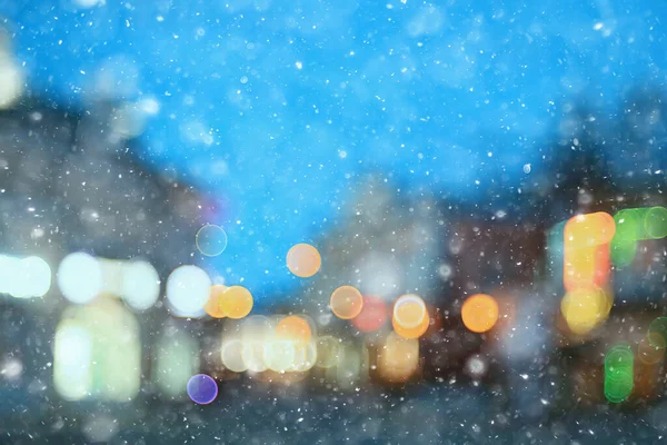 Soyut kar arka planda bulanık şehir ışıkları, kış tatili yeni yıl