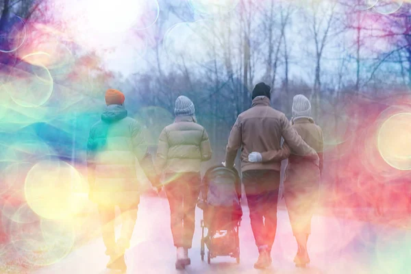 Paseo Invierno Parque Familia Joven Con Niño Pequeño Amigos Padres — Foto de Stock