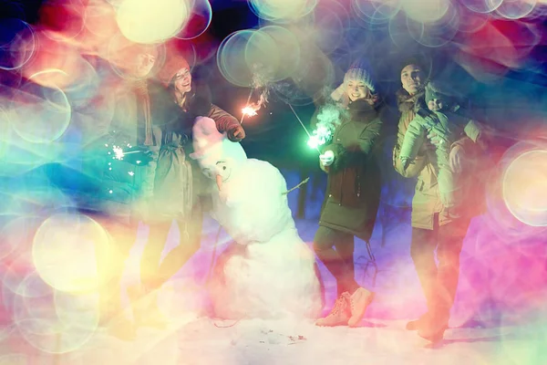 Grupo Amigos Con Los Espumantes Del Muñeco Nieve Fiesta Noche — Foto de Stock