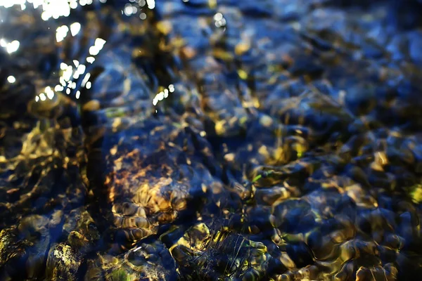 Temiz şeffaf temiz su akışı arka plan doğa soyut
