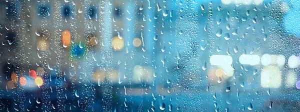 ıslak pencere ışıkları yağmur damlaları, soyut arka plan sonbahar kış ışıltılı cam