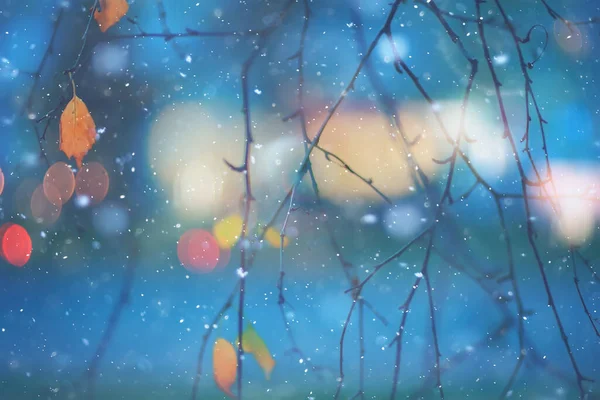 Soyut kar arka planda bulanık şehir ışıkları, kış tatili yeni yıl