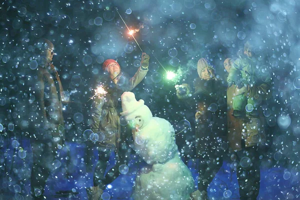 Grupa Przyjaciół Snowman Sparklers Party Boże Narodzenie Noc Szczęśliwego Nowego — Zdjęcie stockowe