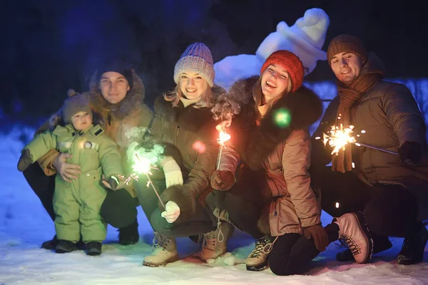 Grupa Przyjaciół Snowman Sparklers Party Boże Narodzenie Noc Szczęśliwego Nowego — Zdjęcie stockowe