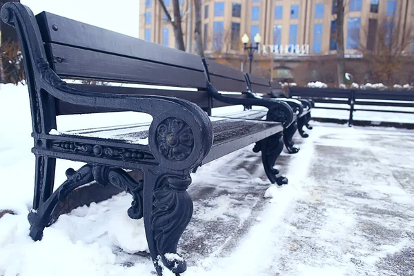 Şehir parkındaki manzara tezgahı Kış ayazı, Noel sabahı şehirde