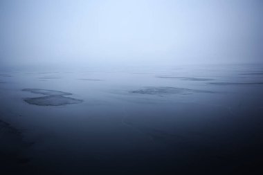 Kış gölü arka planında buzul manzarası, soyut mevsimsel soğuk