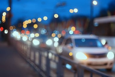 Akşam ışıkları arka planı bulanıklaştırdı. Sonbahar, soyut şehir arka planı, sonbahar.