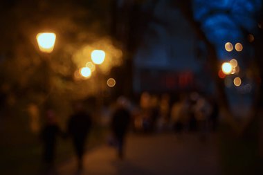 Akşam ışıkları arka planı bulanıklaştırdı. Sonbahar, soyut şehir arka planı, sonbahar.