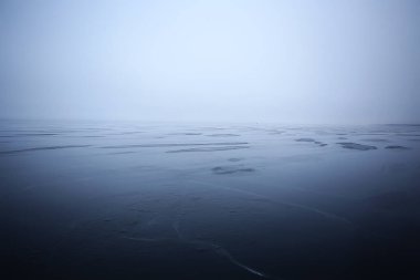 Kış gölü arka planında buzul manzarası, soyut mevsimsel soğuk