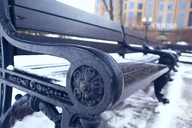 Şehir parkındaki manzara tezgahı Kış ayazı, Noel sabahı şehirde