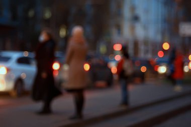 Akşam ışıkları arka planı bulanıklaştırdı. Sonbahar, soyut şehir arka planı, sonbahar.