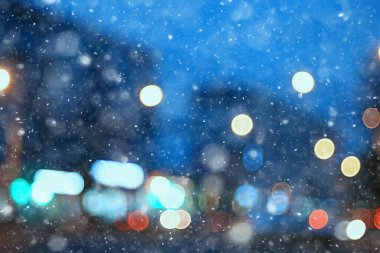 Soyut kar arka planda bulanık şehir ışıkları, kış tatili yeni yıl